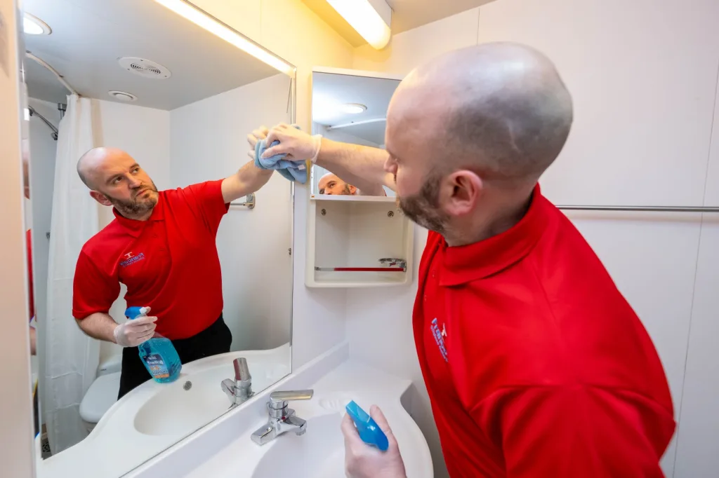 CLEANING A MIRROR