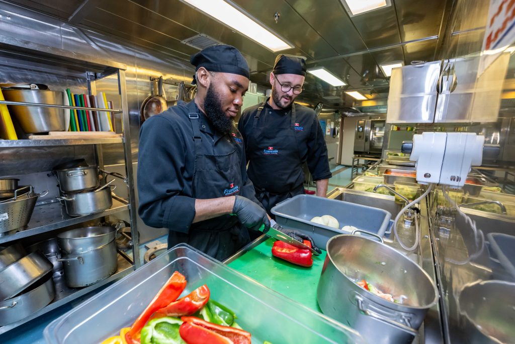 CHEF CUTTING PEPPER